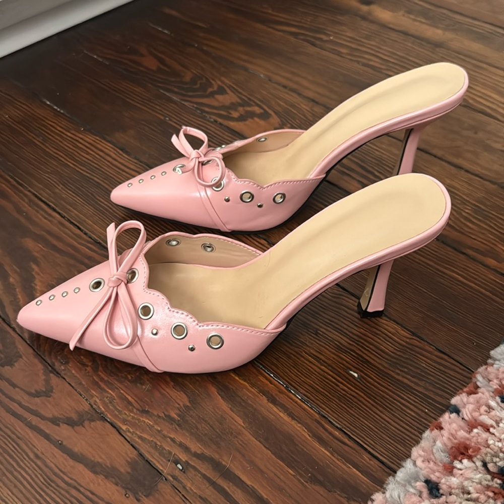 Flirty pink kitten heels!